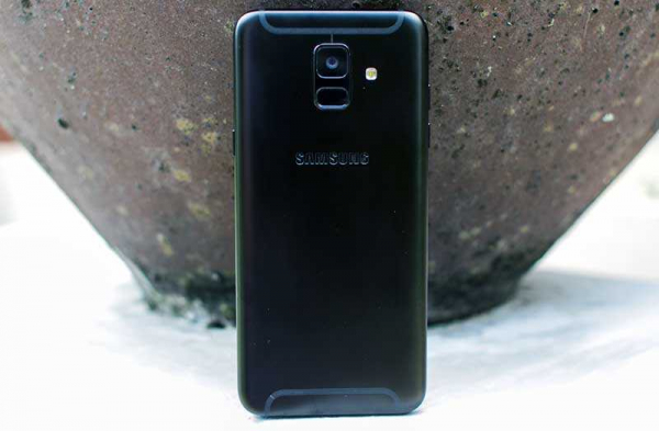 Обзор Samsung Galaxy A6 (2018): достойного среднего смартфона
