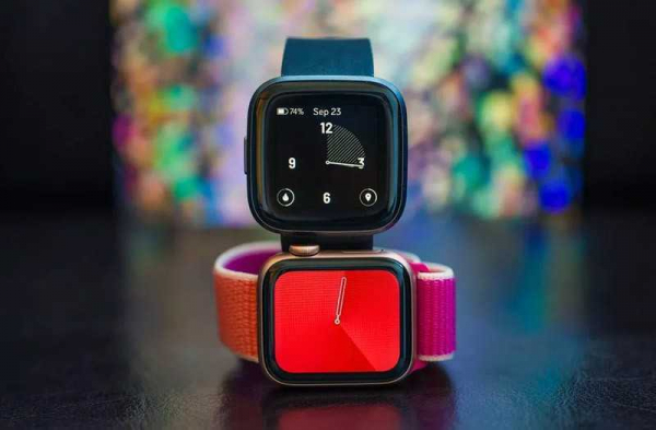 Сравнение Apple Watch Series 5 vs Fitbit Versa 2: какие умные часы лучше?